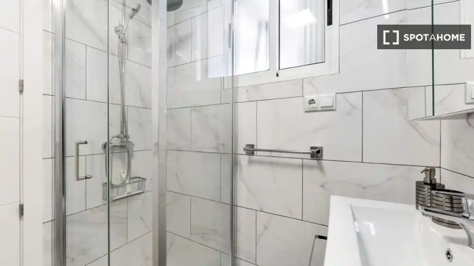 Baño de Apartamento para compartir en Torrevieja con Aire acondicionado, Calefacción y Terraza