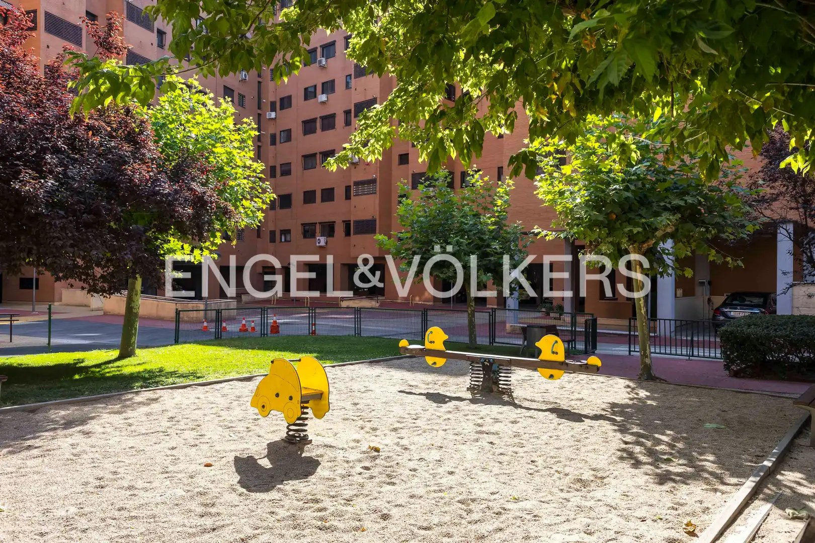 Vista exterior de Pis en venda en Madrid amb Aire condicionat, Calefacció i Jardí privat