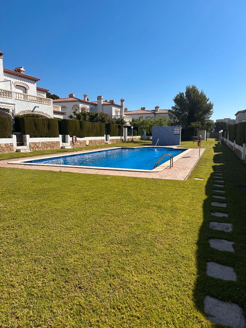 Piscina de Casa adosada en venda en Mont-roig del Camp amb Aire condicionat, Calefacció i Jardí privat