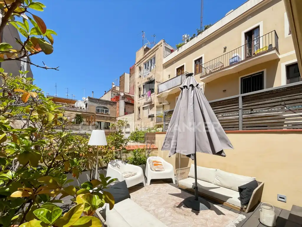Vista exterior de Dúplex en venda en Barcelona amb Aire condicionat, Terrassa i Forn