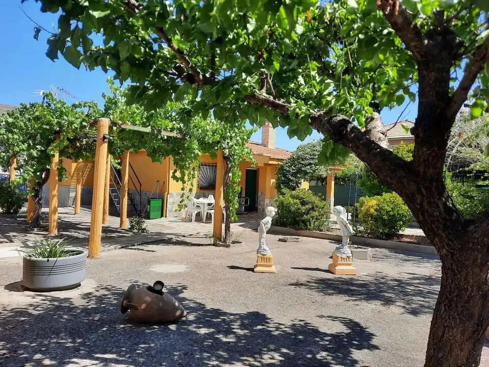 Jardín de Casa o chalet en venta en Escalona con Calefacción y Alarma