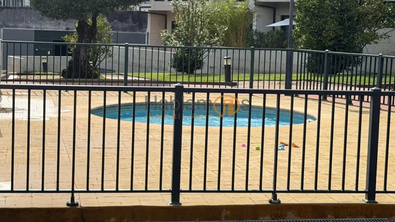 Piscina de Pis en venda en Pontevedra Capital  amb Calefacció, Traster i Piscina