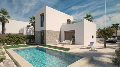 Villa de 3 dormitorios y 2 baños con piscina y jardín en Algorfa