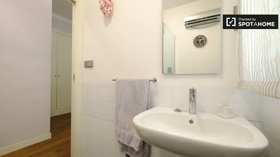 Bathroom of Flat for share in Barrio de Salamanca