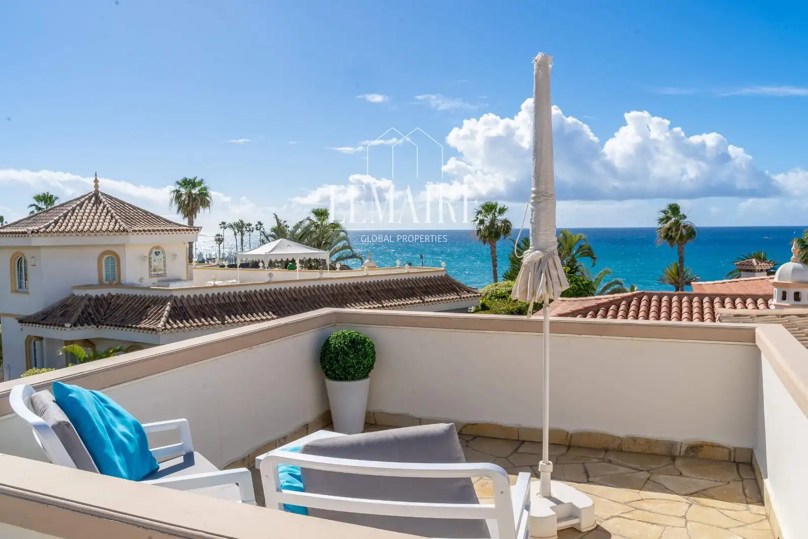 Villa con piscina in vendita a CALLE UNTERHACING S/N
