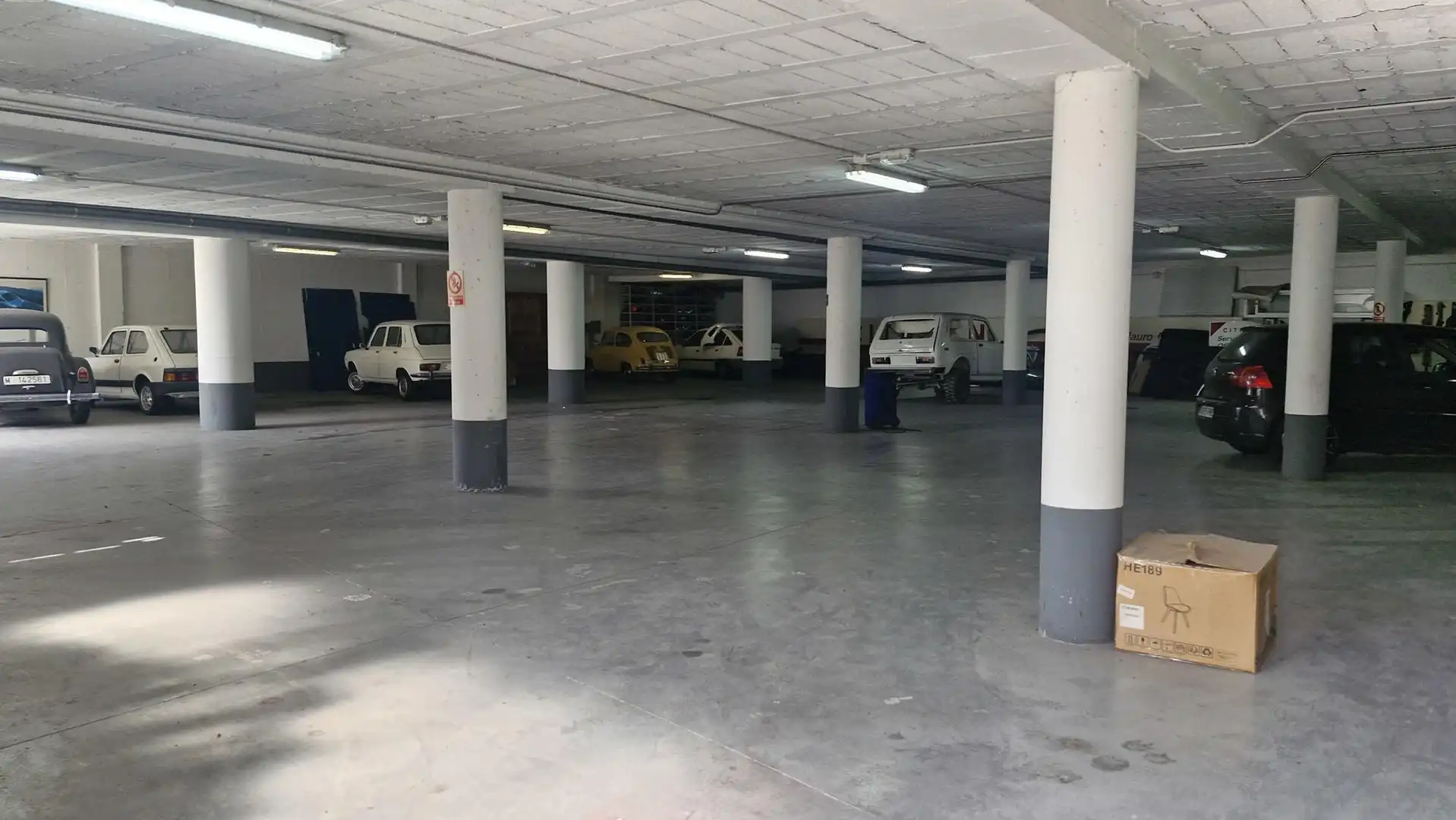 Parkplatz von Fabrikhallen zum Verkauf in Negreira