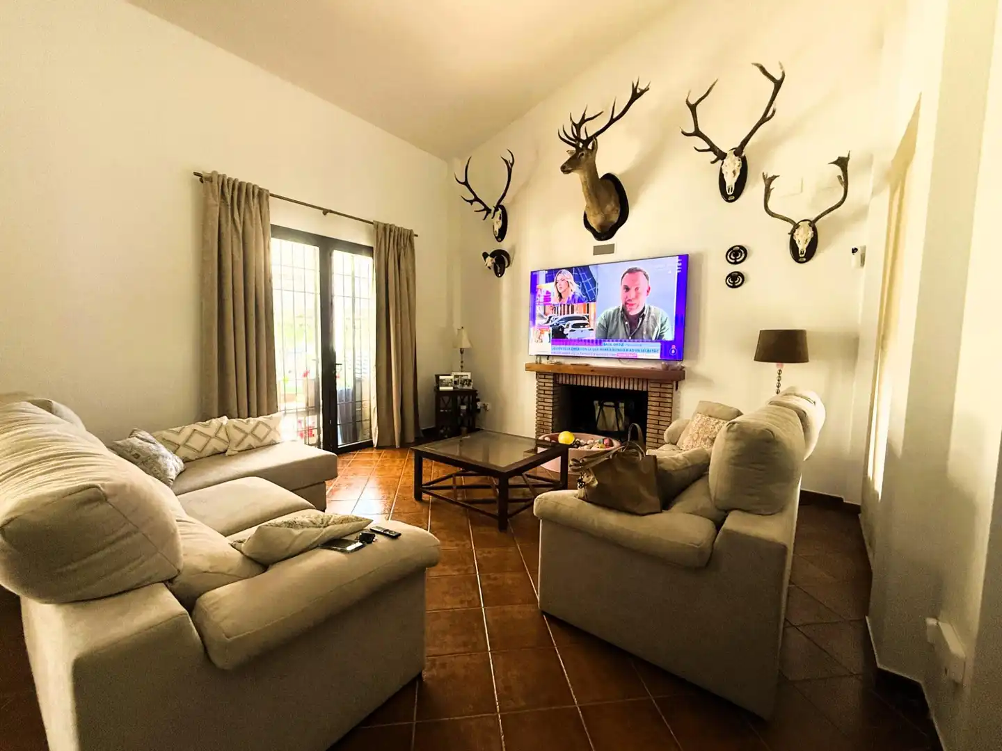 Sala d'estar de Casa o xalet en venda en La Rinconada amb Aire condicionat, Jardí privat i Piscina