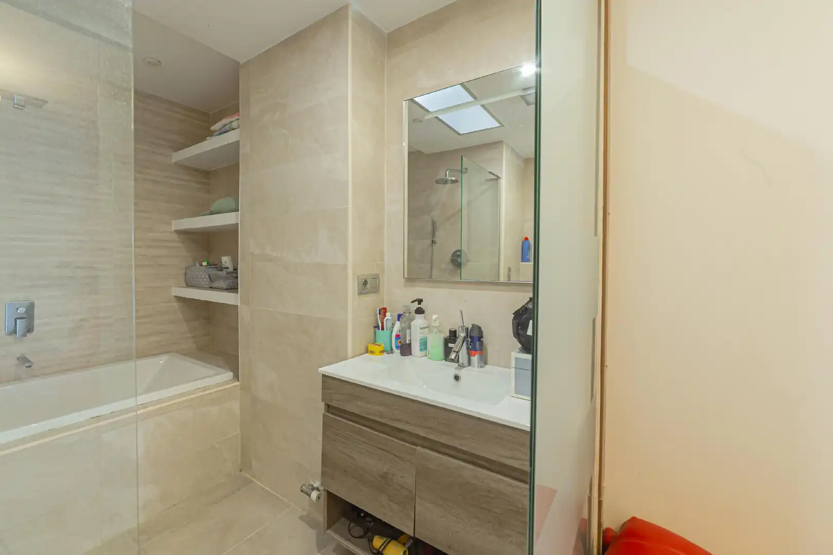 Baño de Casa adosada en venta en Barcelona con Aire acondicionado, Calefacción y Jardín privado