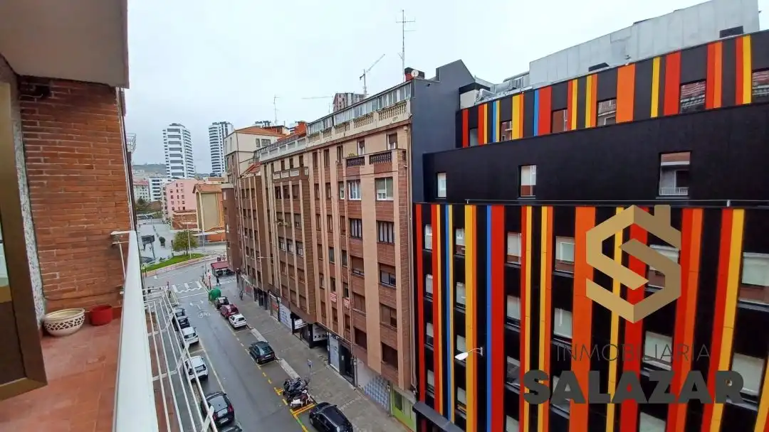 Vista exterior de Pis de lloguer en Bilbao  amb Calefacció, Terrassa i Balcó
