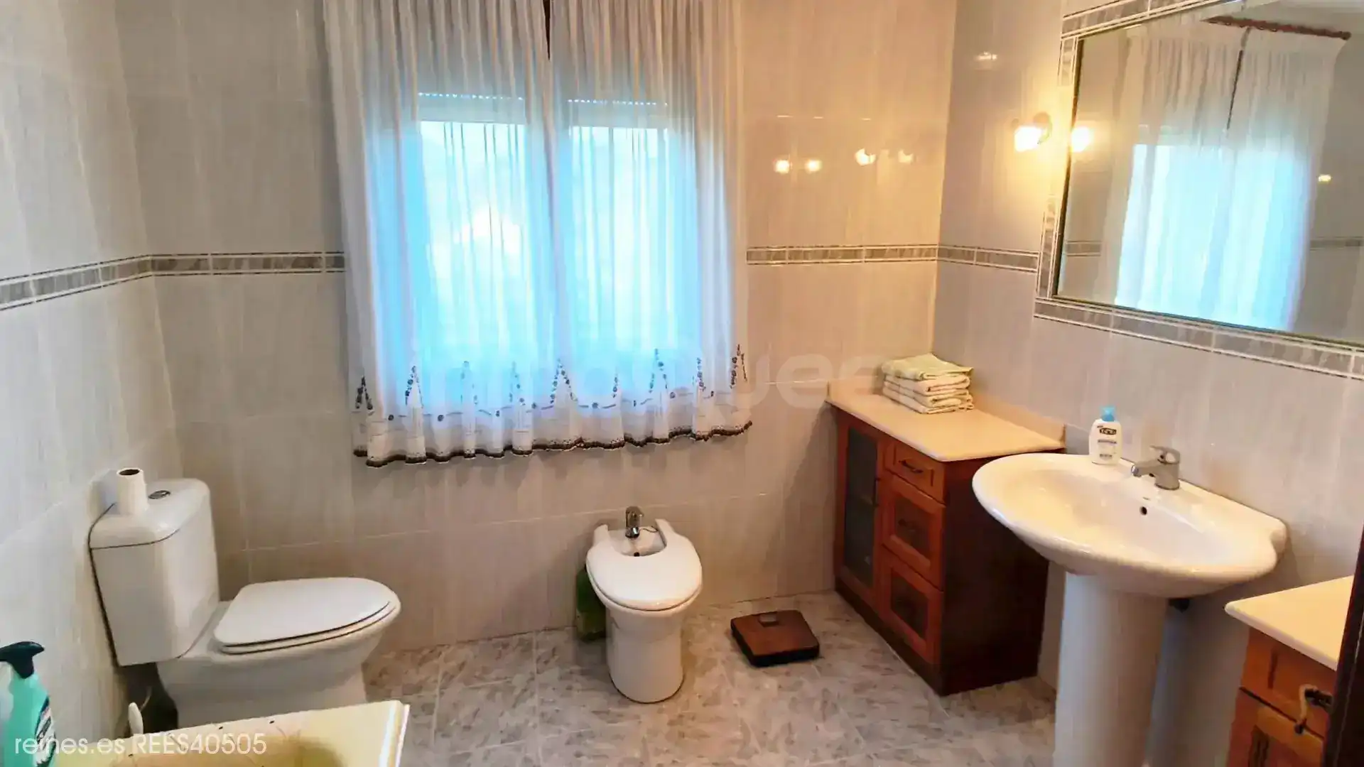 Badezimmer von Einfamilien-Reihenhaus zum Verkauf in Miengo mit Heizung und Privatgarten