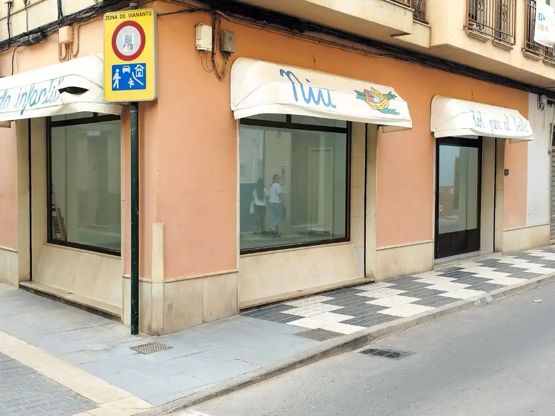 Local comercial de lloguer a Calle Albalat 13-A