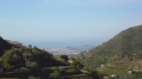 Terreno rústico con vistas al mar y a la montaña en Arenas.