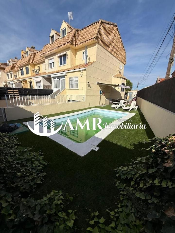 Vista exterior de Casa adosada en venda en Numancia de la Sagra amb Aire condicionat, Calefacció i Jardí privat