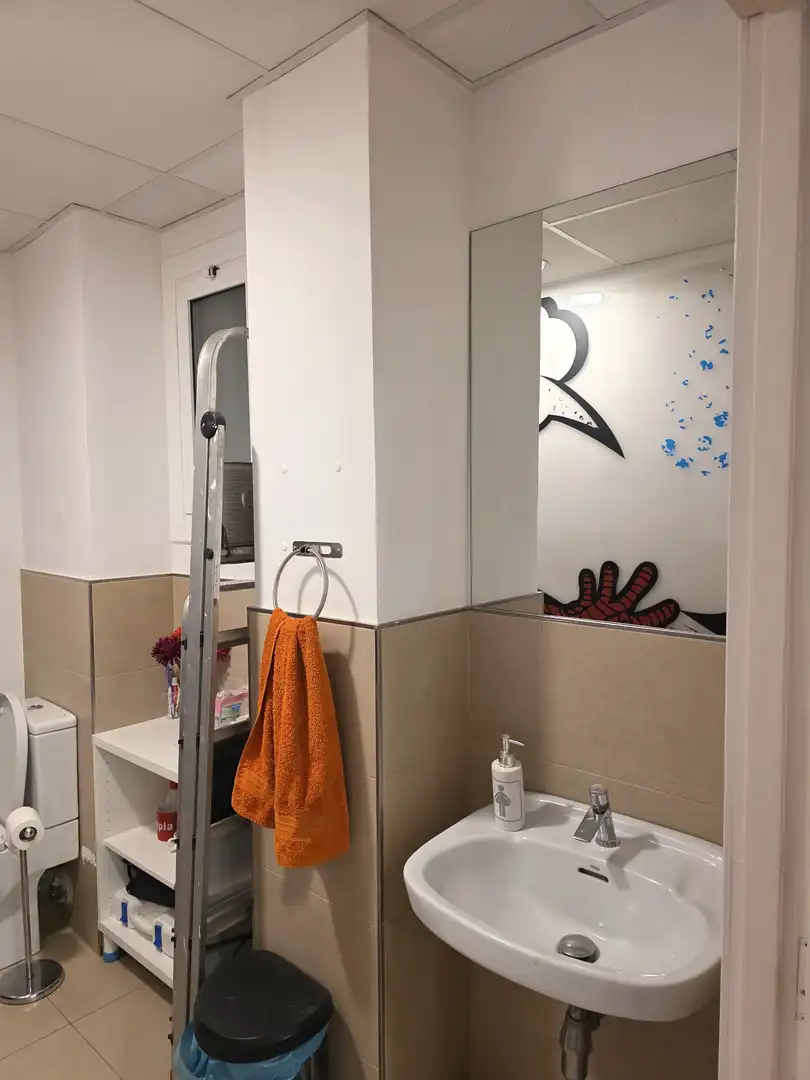 Baño de Local de alquiler en Barcelona con Aire acondicionado