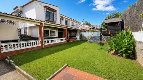 CHALET PAREADO EN LOS BARRIOS CON JARDÍN!