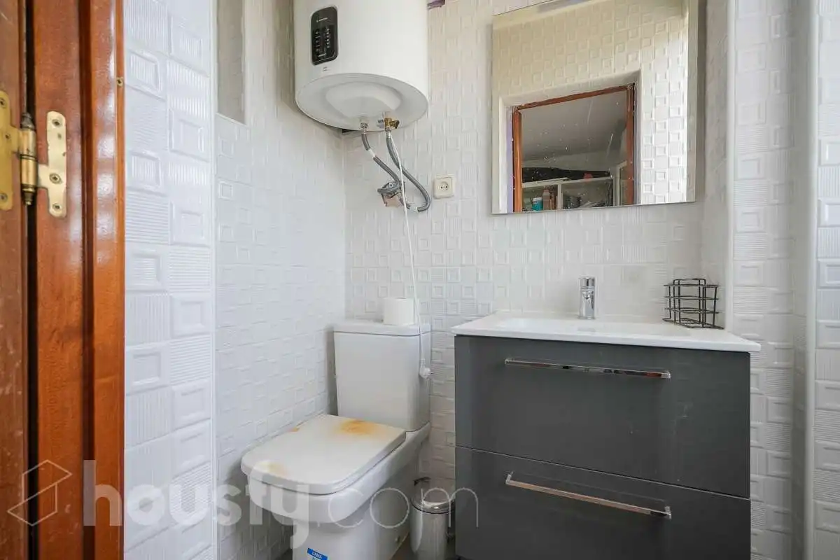Bathroom of Flat for sale in Madrid  with Air Conditioner, Heating and Storage room