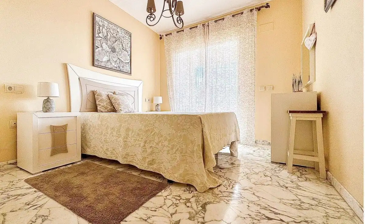 Schlafzimmer von Wohnungen zur Miete in Mijas mit Klimaanlage, Heizung und Terrasse