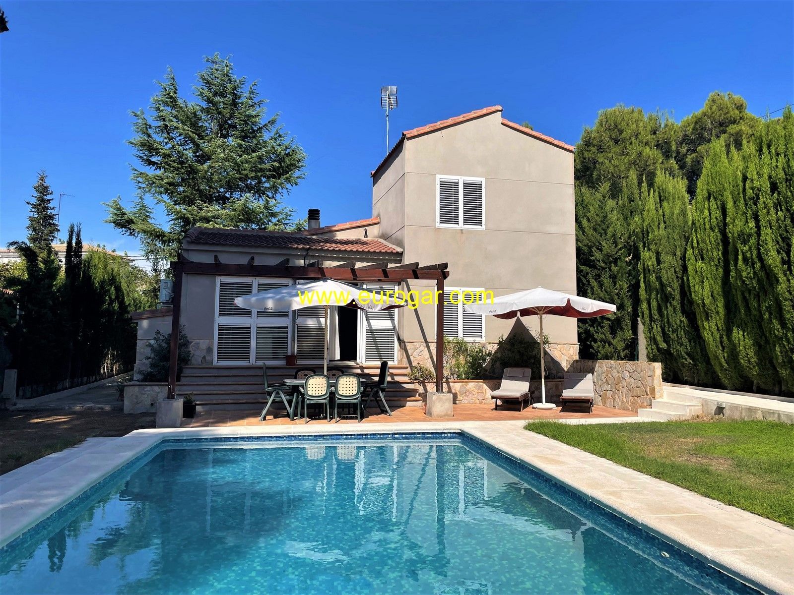 Vista exterior de Casa o xalet en venda en Chiva amb Jardí privat, Terrassa i Piscina