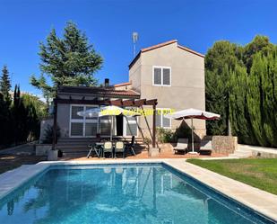 Vista exterior de Casa o xalet en venda en Chiva amb Jardí privat, Terrassa i Piscina