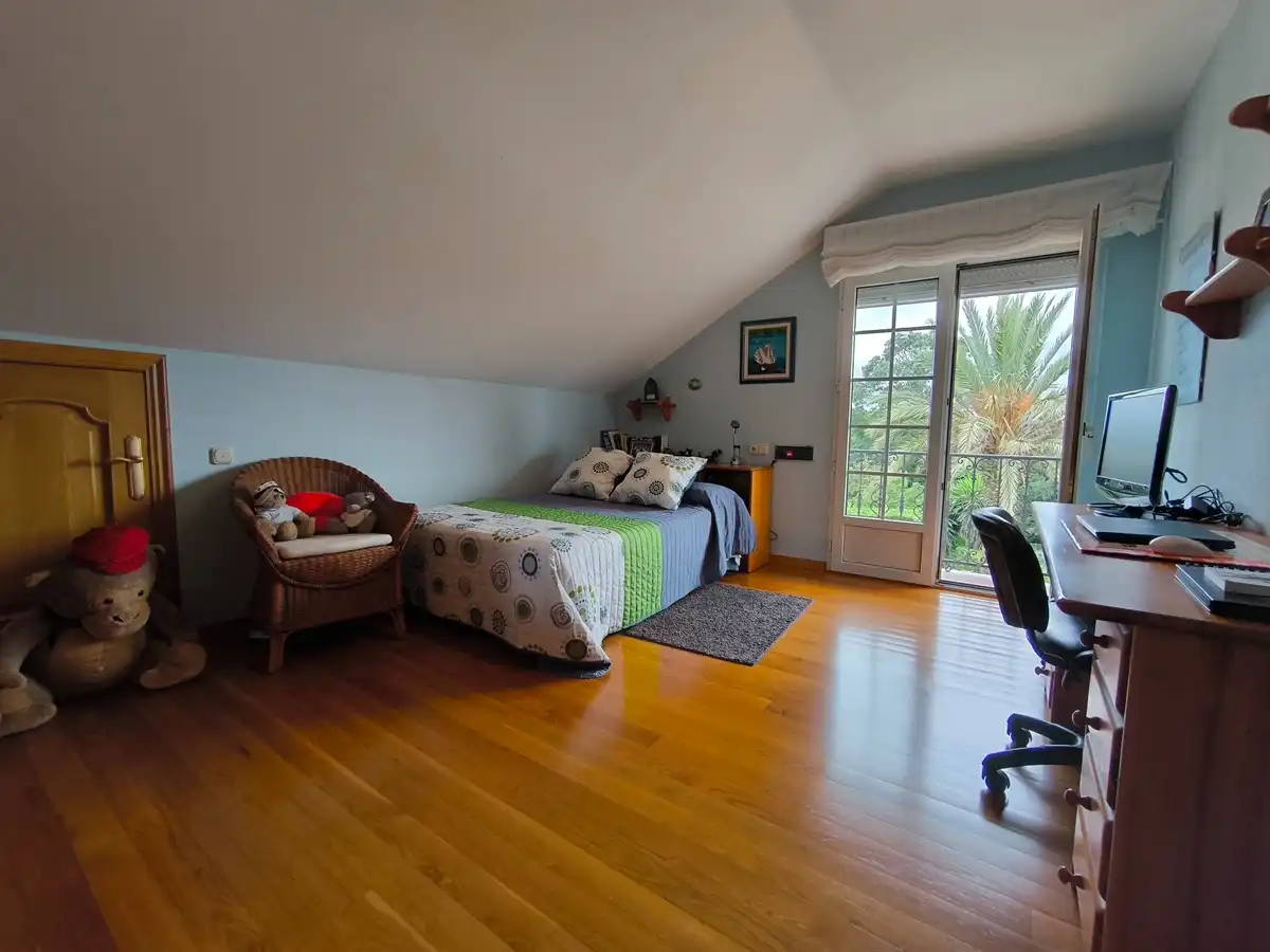 Habitación de Casa o chalet en venta en Vilagarcía de Arousa con Calefacción, Jardín privado y Parquet