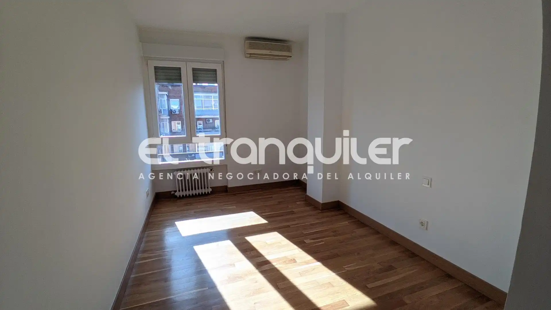Schlafzimmer von Wohnung zum Verkauf in Madrid mit Klimaanlage, Parkett und Terrasse