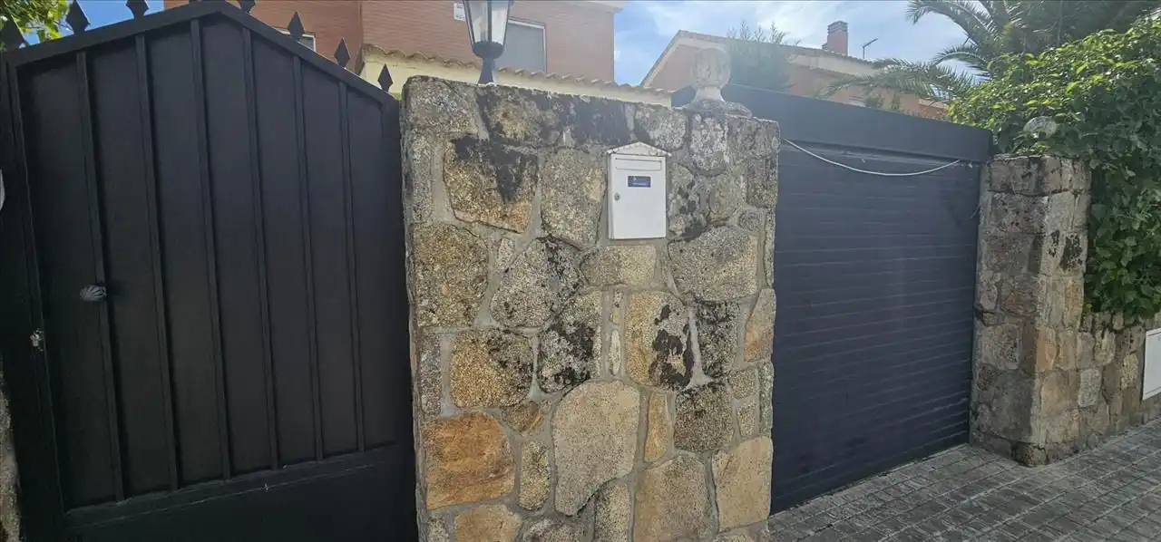 Exterior view of Houses for sale in Moraleja de Enmedio