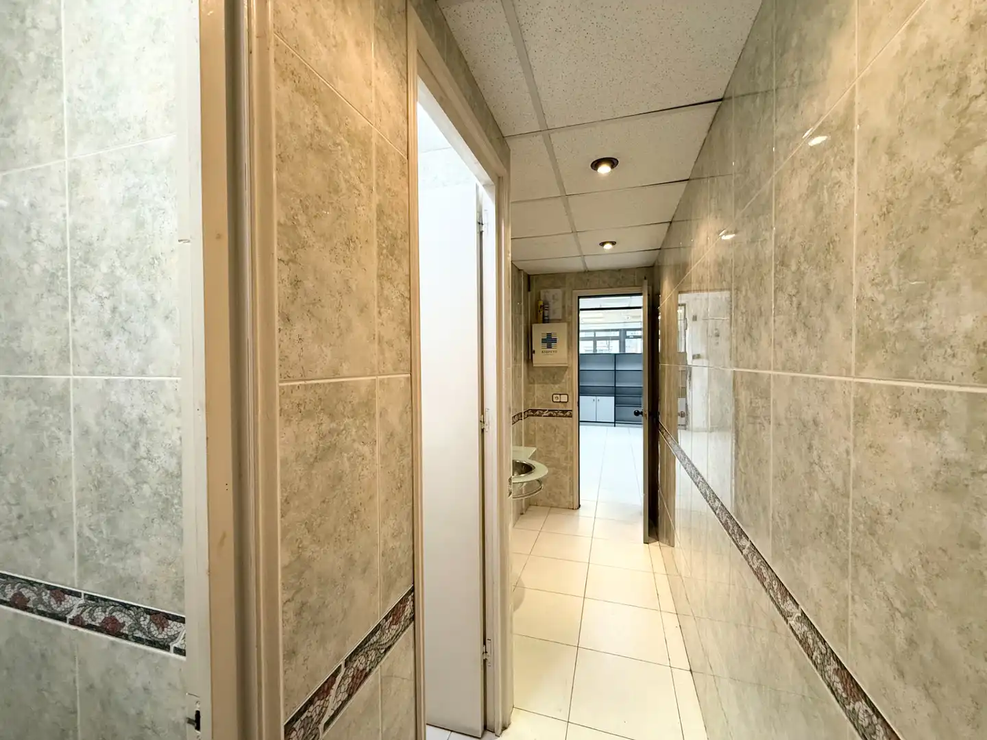 Bathroom of Commercial properties for rent in Barcelona  with Air Conditioner and Heating