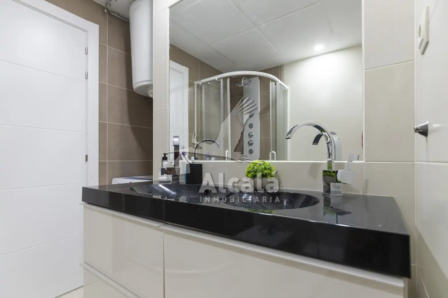 Baño de Piso en venta en Alcalá de Henares con Aire acondicionado, Calefacción y Jardín privado
