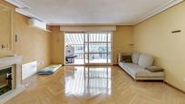 Sala d'estar de Casa o xalet en venda en Las Rozas de Madrid amb Aire condicionat, Terrassa i Piscina