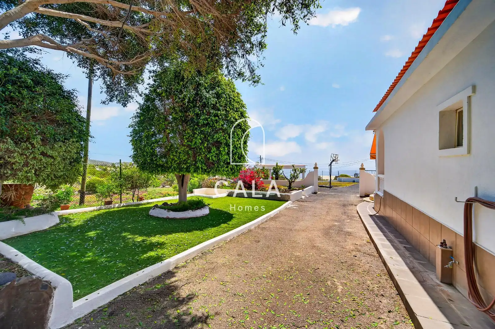 Vista exterior de Casa o xalet en venda en Guía de Isora amb Aire condicionat, Calefacció i Jardí privat