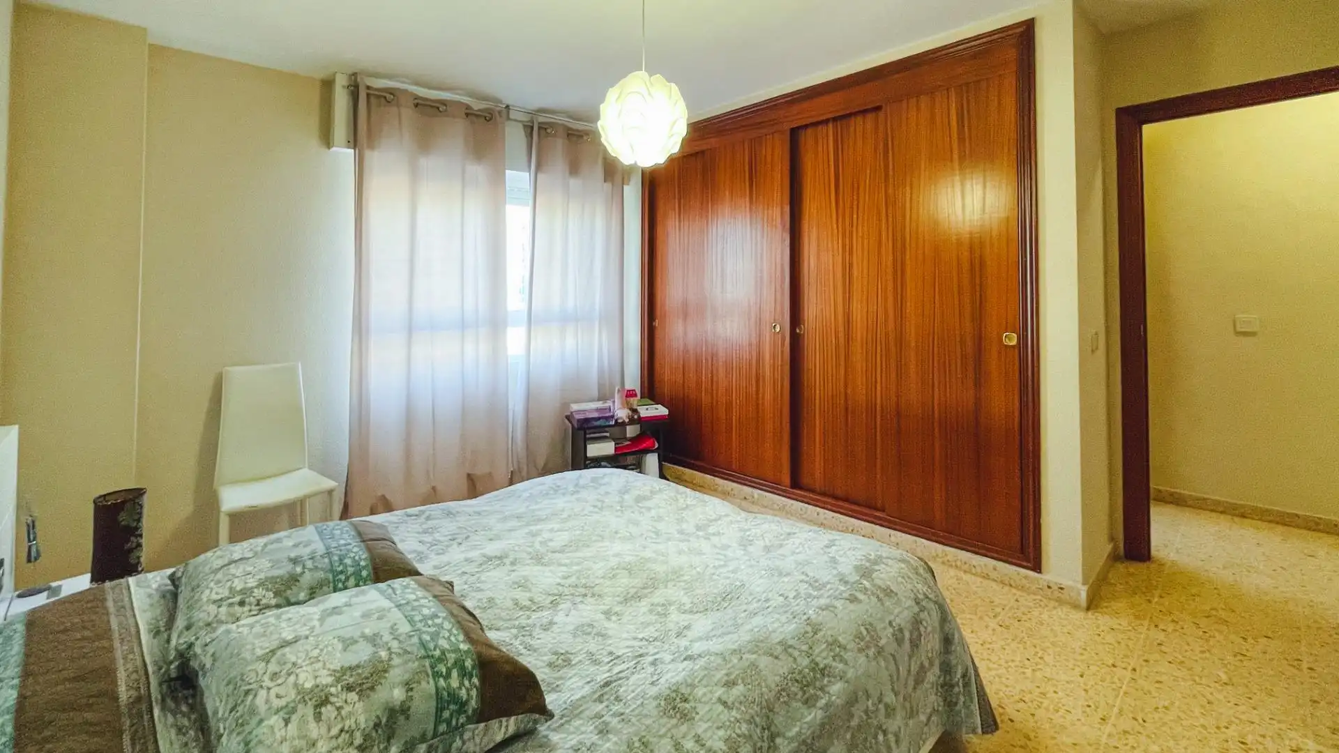 Dormitori de Pis en venda en Benidorm amb Aire condicionat, Jardí privat i Terrassa