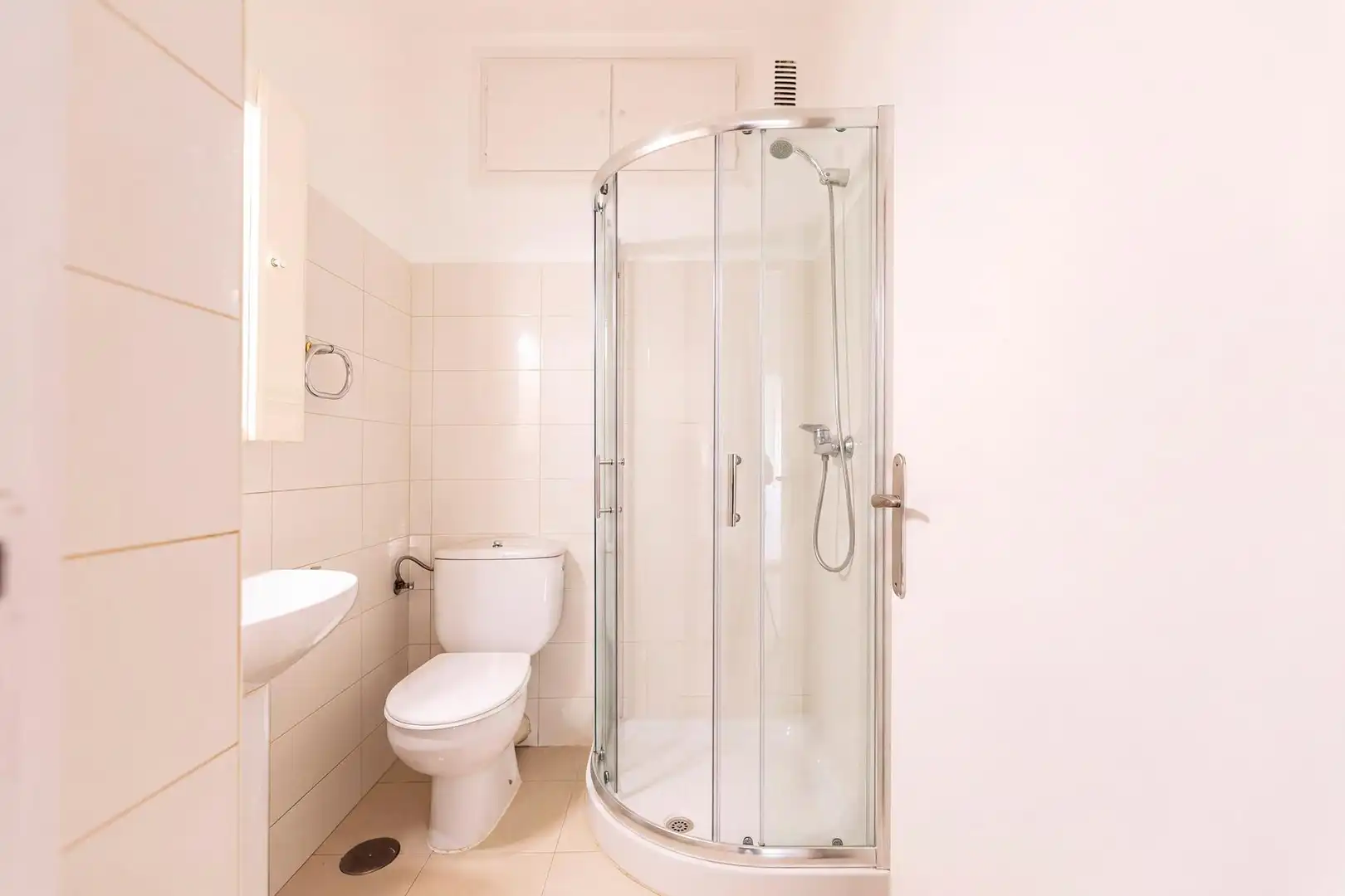 Baño de Piso de alquiler en Madrid con Calefacción, Parquet y Terraza