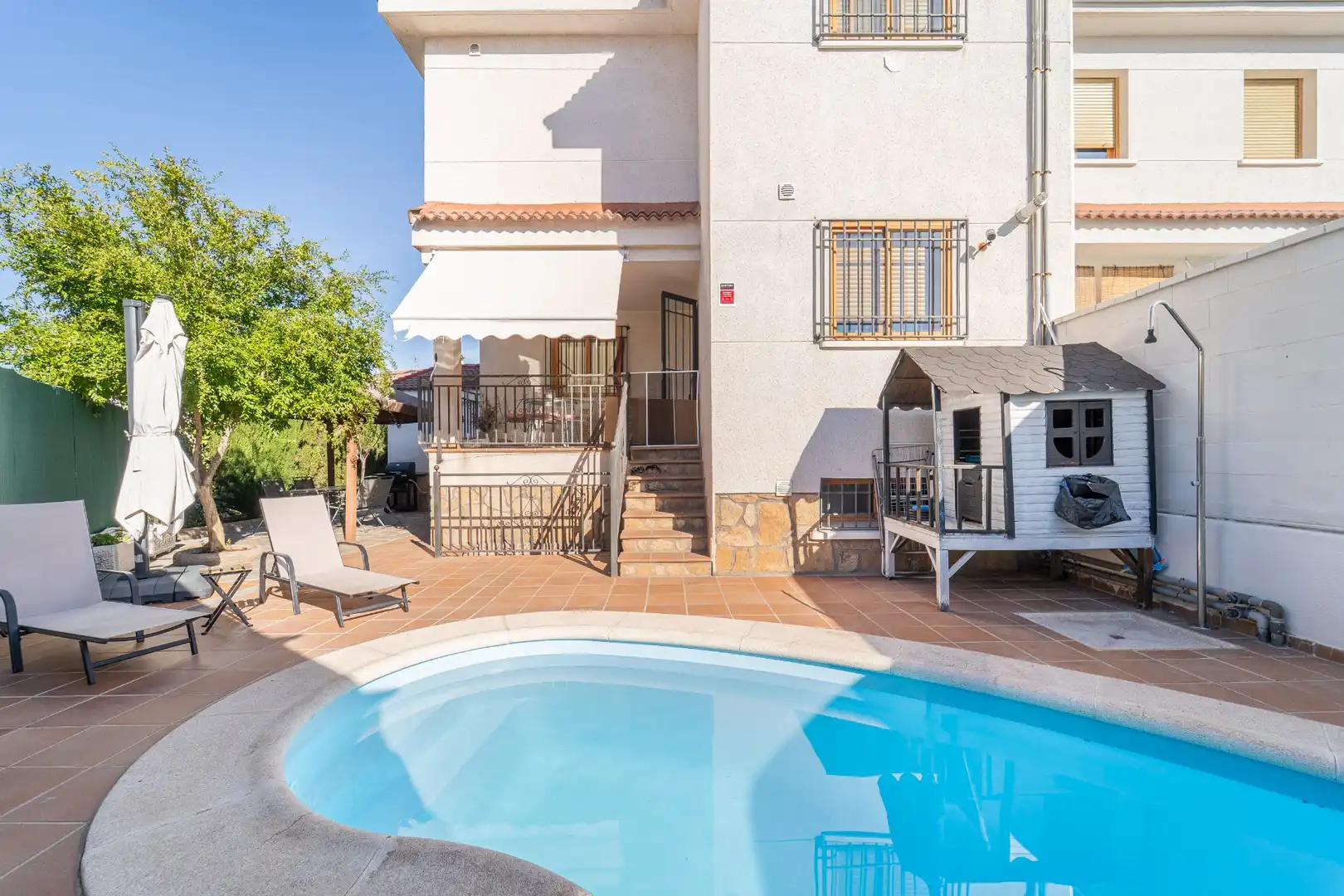 Casa aparellada amb piscina en venda a Calle del Enebro 26
