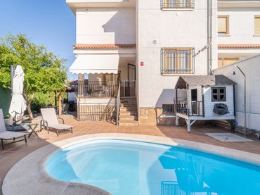 Casa aparellada amb piscina en venda a Calle del Enebro 26