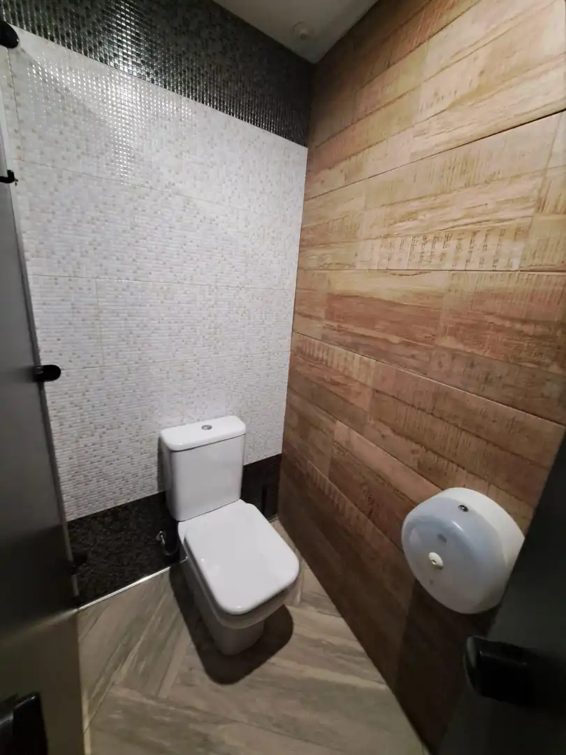 Badezimmer von Geschaftsraum zur Miete in Ribeira mit Klimaanlage und Möbliert