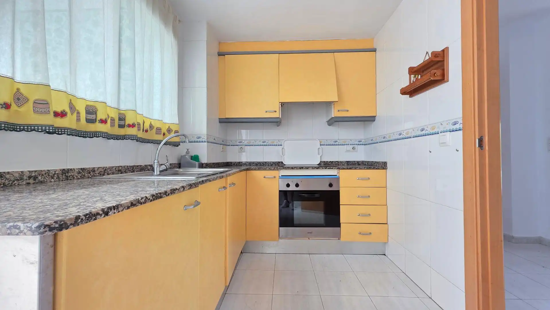 Cocina de Piso en venta en Gandia con Terraza, Trastero y Piscina comunitaria