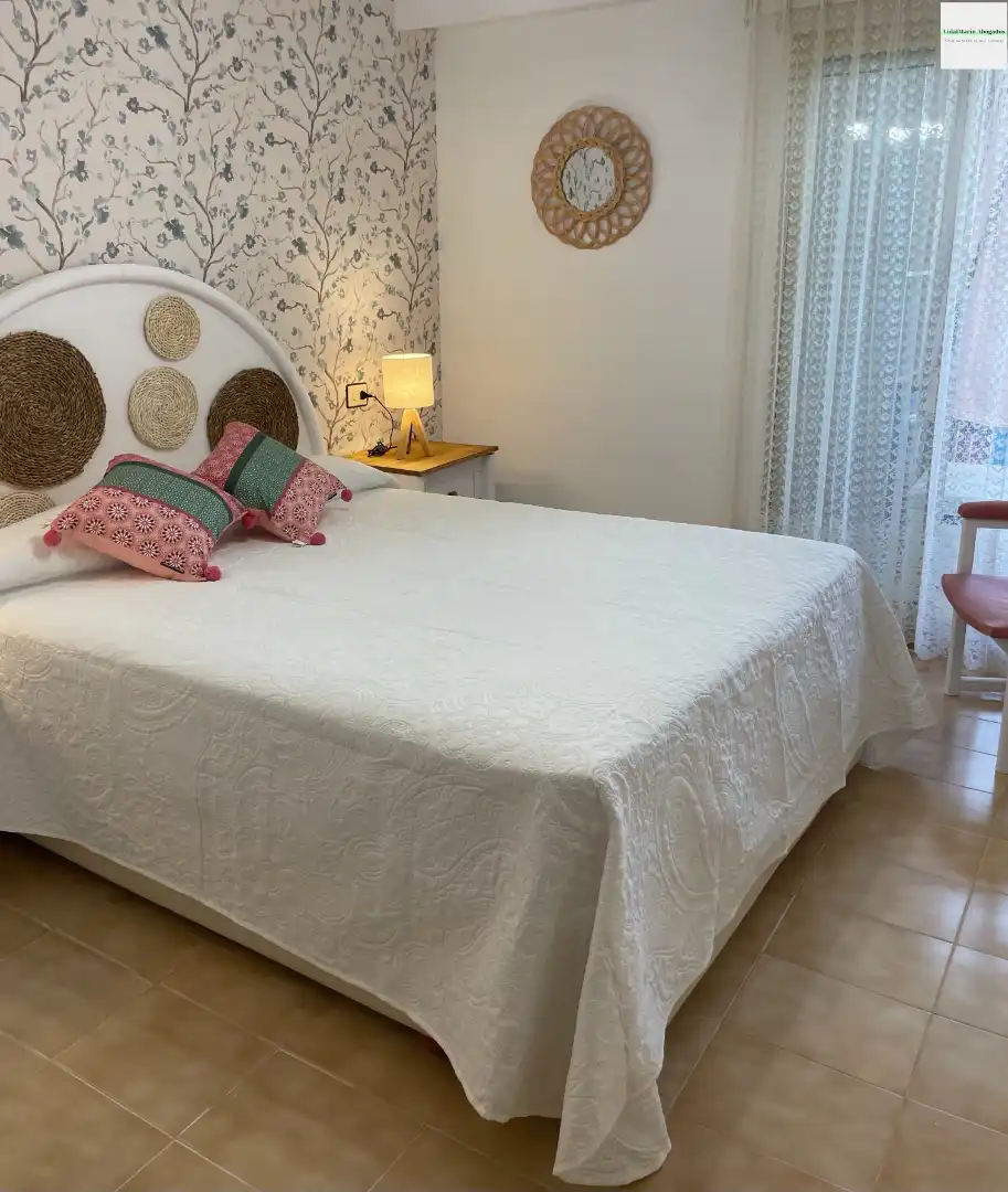 Dormitori de Pis de lloguer en El Campello amb Terrassa, Moblat i Piscina comunitària