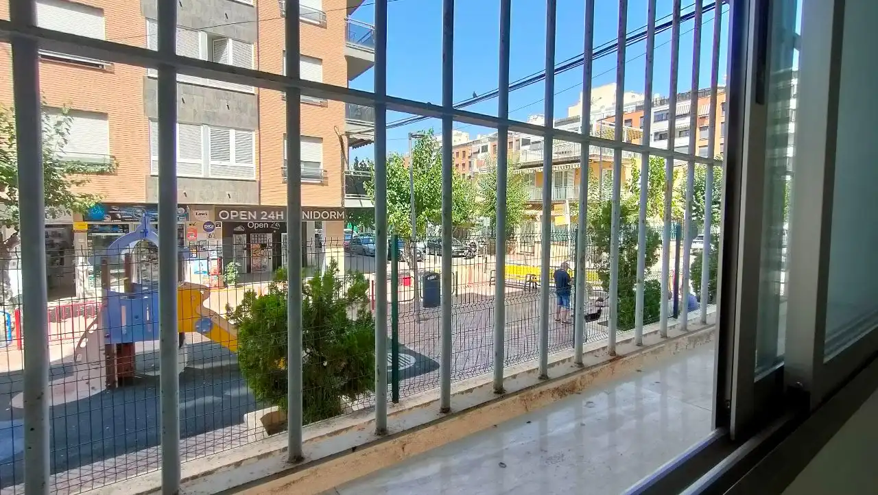 Vista exterior de Local de lloguer en Benidorm amb Aire condicionat