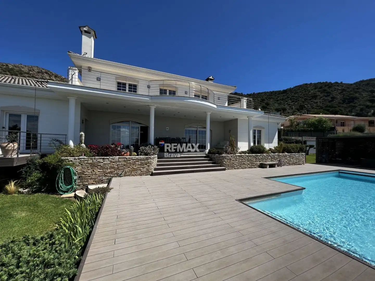 Vista exterior de Casa o xalet en venda en Pau amb Aire condicionat, Jardí privat i Terrassa