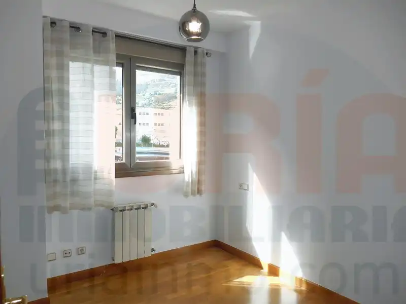Schlafzimmer von Wohnung zur Miete in Oviedo  mit Heizung, Abstellraum und Ofen