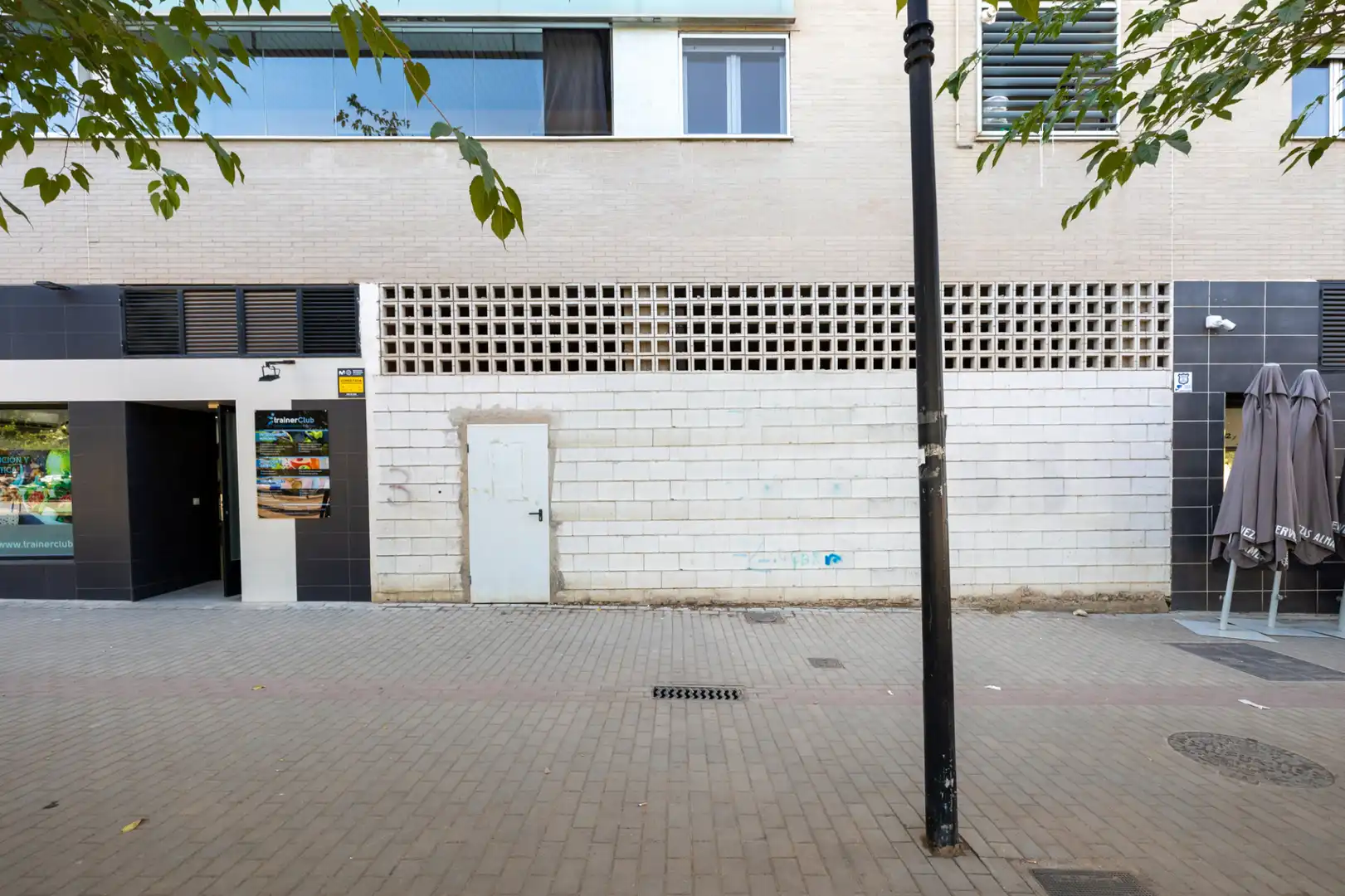 Vista exterior de Local en venda en Granada