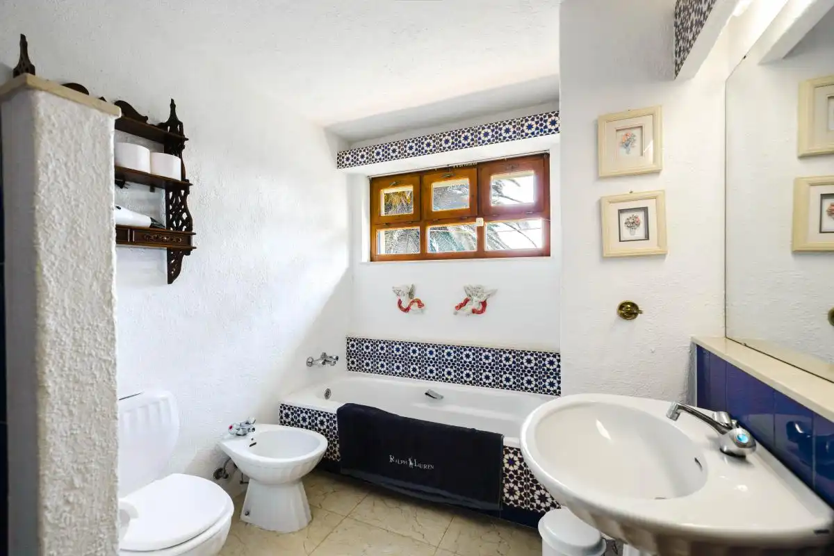 Bany de Casa o xalet en venda en Estepona amb Aire condicionat, Calefacció i Jardí privat