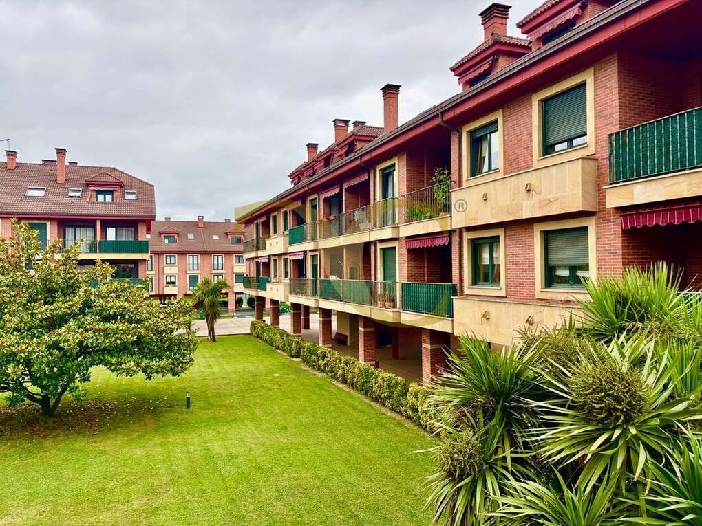 Vista exterior de Pis en venda en Gijón  amb Calefacció, Jardí privat i Terrassa