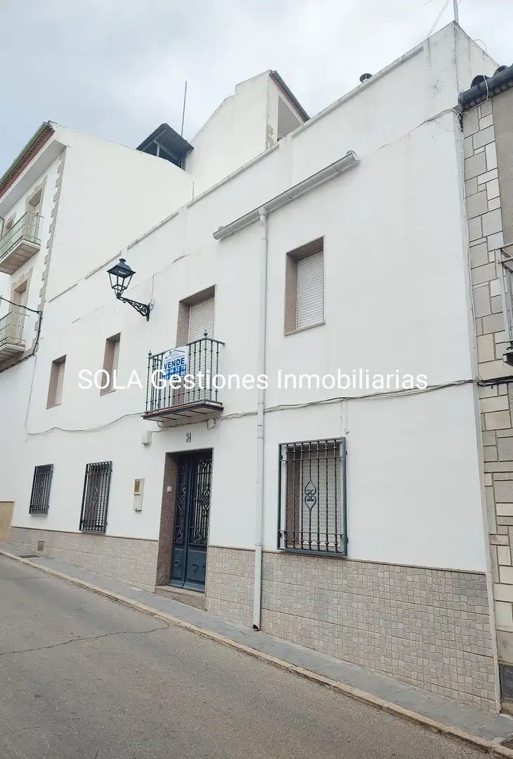 House with terrace for sale in Calle Arrañales
