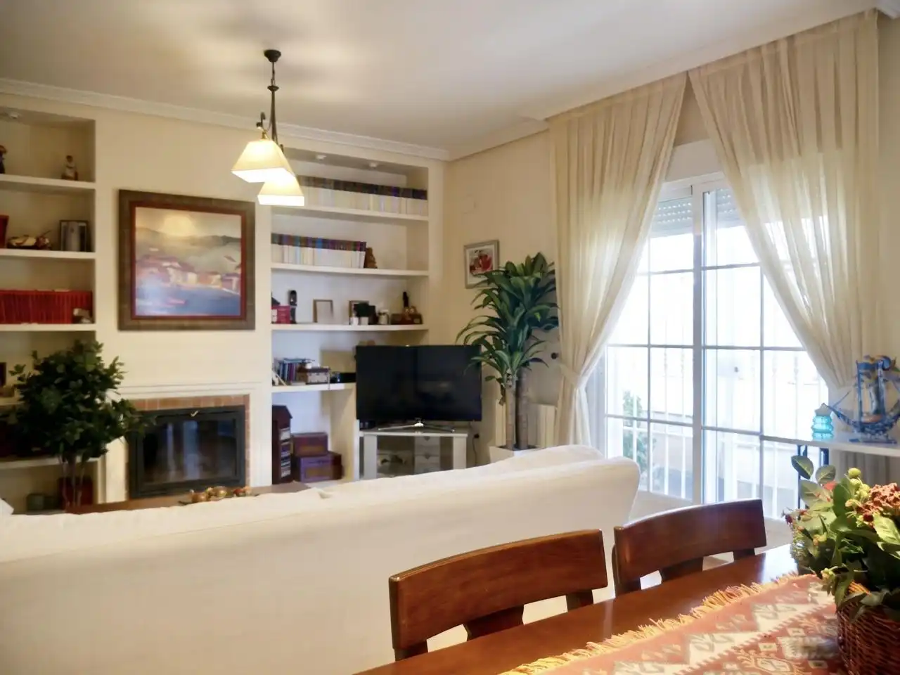 Sala d'estar de Casa o xalet en venda en Montequinto amb Aire condicionat, Jardí privat i Terrassa