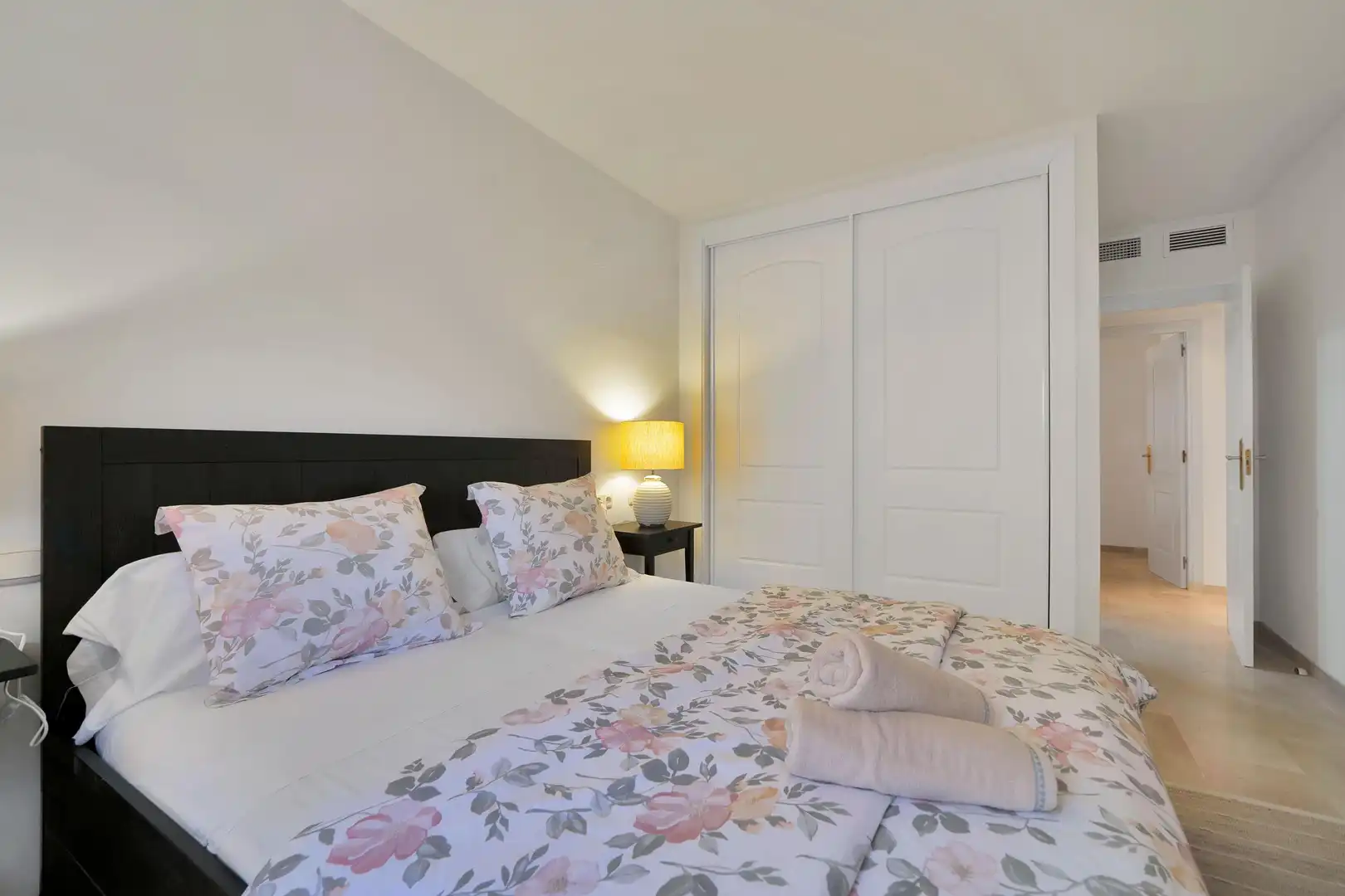 Dormitori de Apartament de lloguer en Marbella amb Jardí privat, Terrassa i Moblat