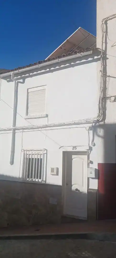 Vista exterior de Casa adosada en venda en Huelma, Jaén