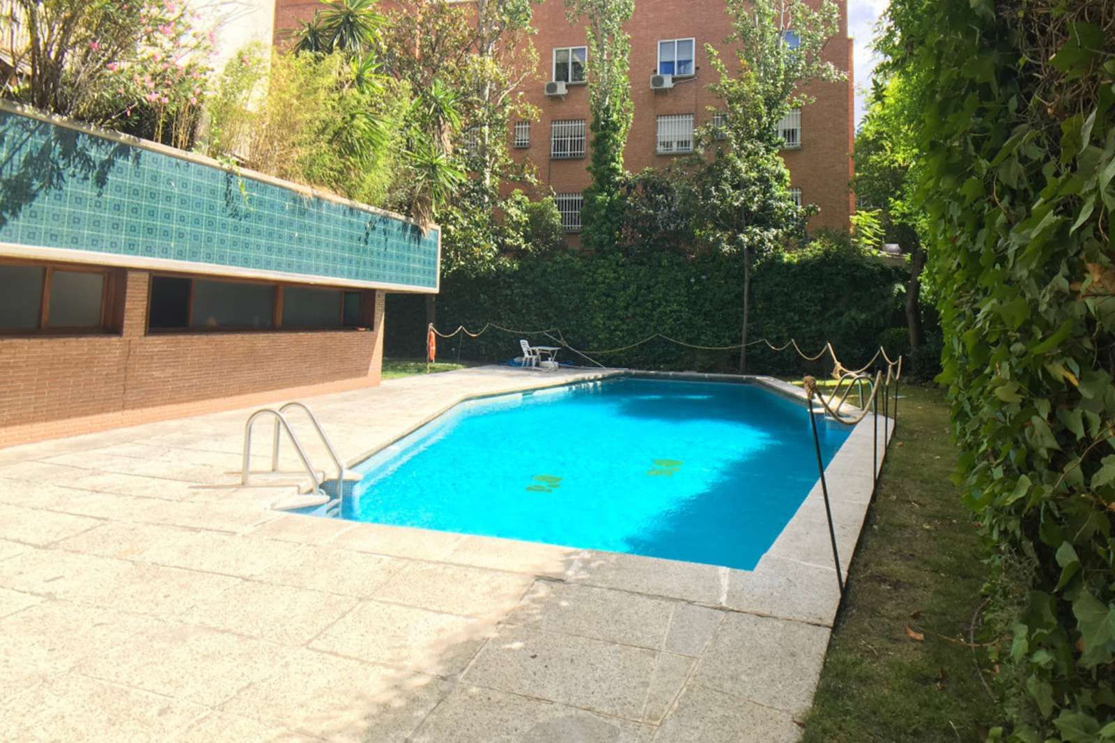 Piscina de Estudi per a compartir en  Madrid Capital amb Aire condicionat, Calefacció i Terrassa