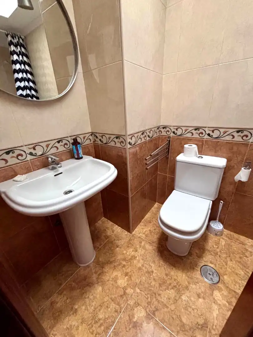 Badezimmer von Wohnungen zur Miete in Gijón  mit Heizung, Parkett und Abstellraum