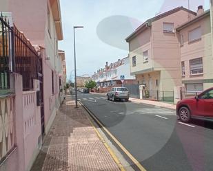 Exterior view of Single-family semi-detached for sale in Badajoz Capital  with Air Conditioner, Heating and Private garden